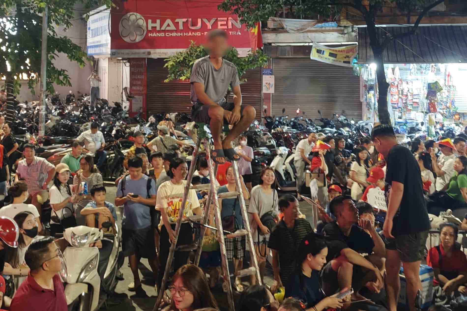Mot nguoi dan thue thang de xem so duyet dieu binh, dieu hanh ngay 27.8. Anh: Anh Tu 