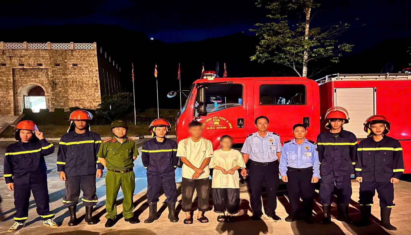 2 turistas perdidos en la montaña Tay Yen Tu son encontrados con exito. Foto: Policia de Bac Ninh