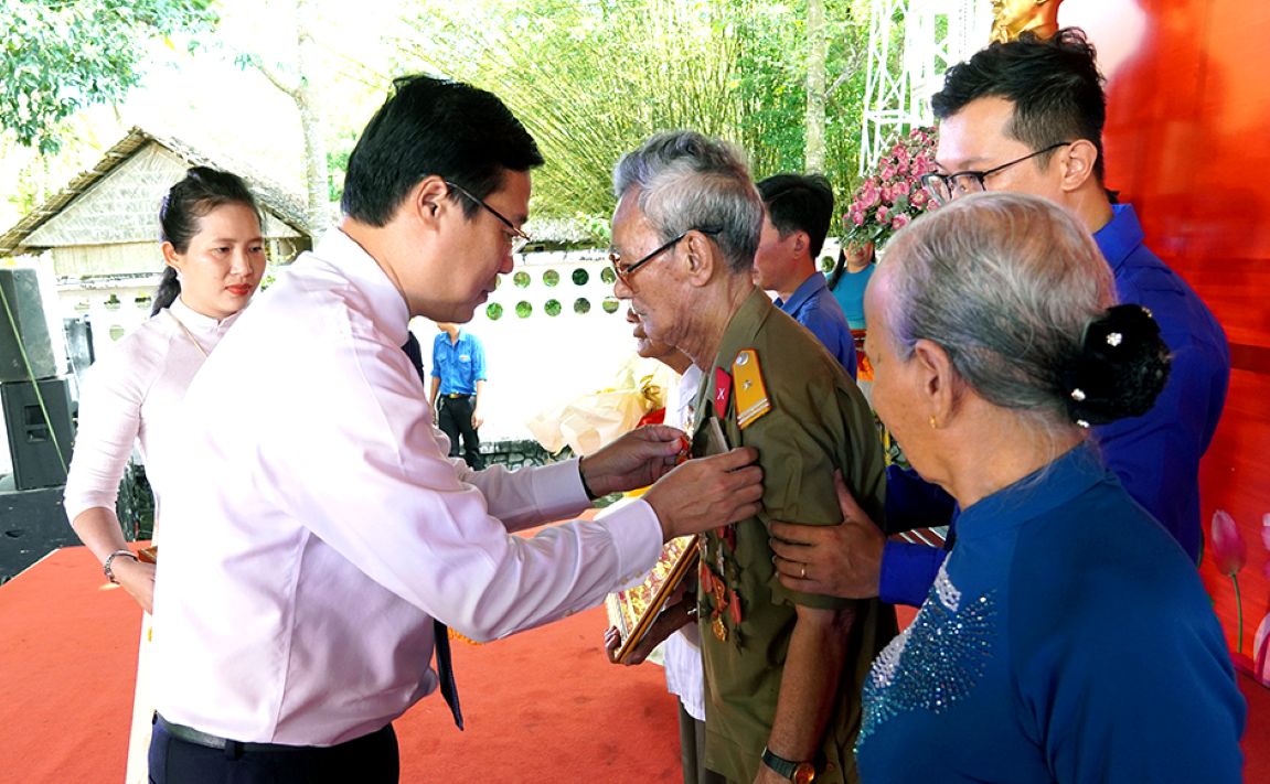 Dip Quoc khanh 2.9, Tinh uy Dong Thap to chuc trao tren 1.000 Huy hieu Dang cho Dang vien tu 30 den 80 tuoi Dang. Trong anh, Bi thu Tinh uy Dong Thap Le Quoc Huy hieu 65, 70 nam tuoi Dang. Anh: Cong thong tin dien tu tinh Dong Thap