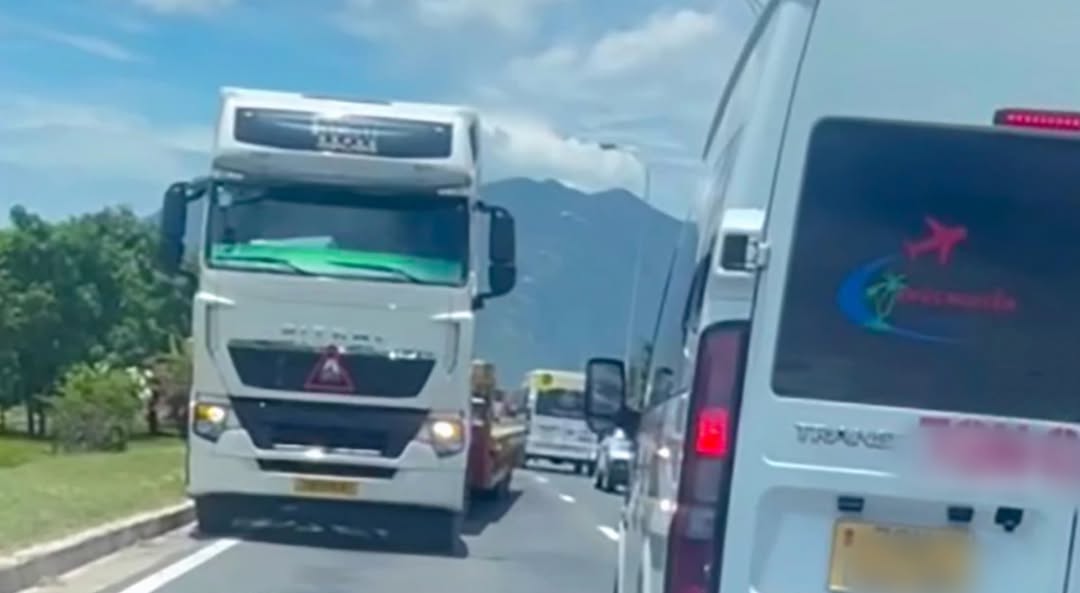 Traffic police in Khanh Hoa are verifying the case of a container truck driving in the wrong direction on Nguyen Tat Thanh Avenue. Photo: Cam Lam