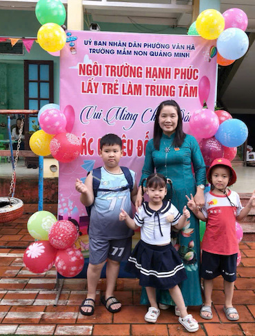 Cao Thi Van - Hieu truong Truong Mam non Quang Minh don hoc sinh tuu truong hom 26.8. Anh: Nha truong cung cap