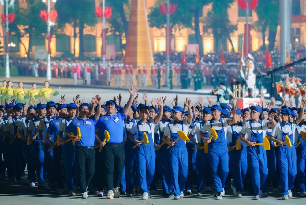 A80 퍼레이드에 참가한 간부 행렬의 예비 심사 중인 노동자 그룹. 사진: 뚜언 안