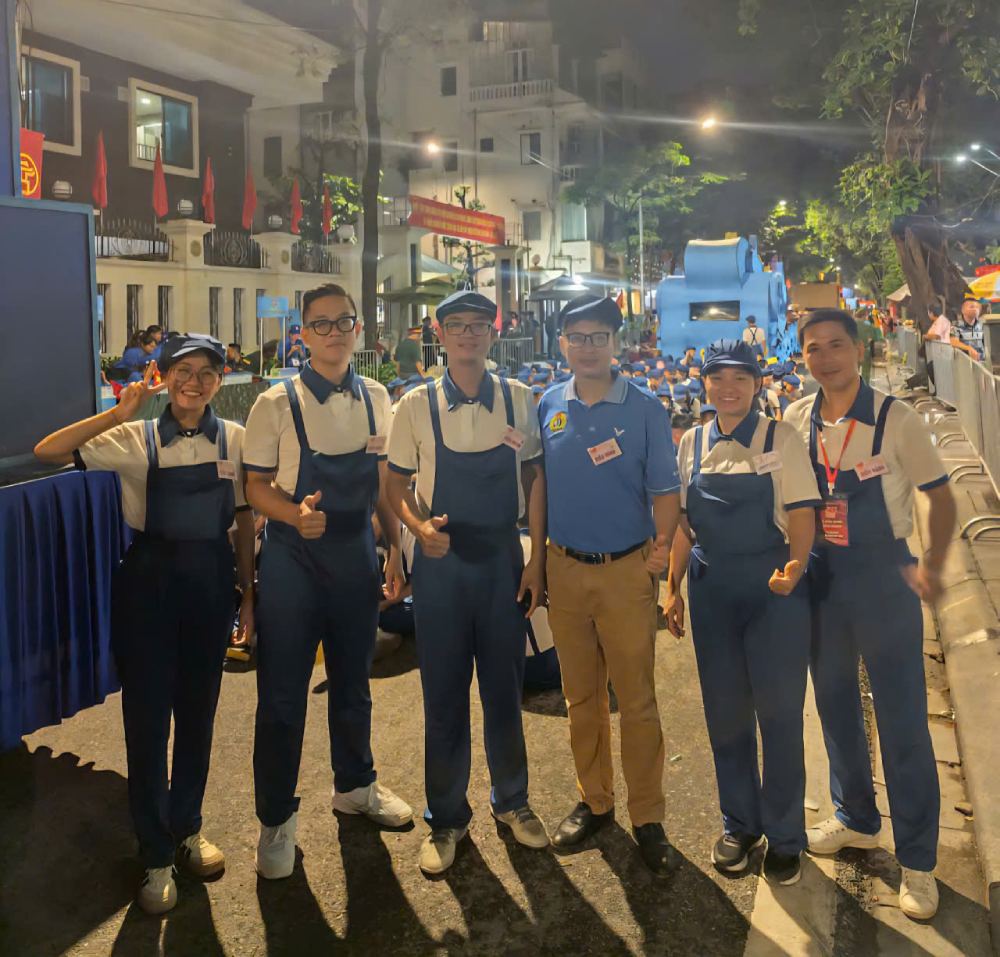 Anh Le Quy An (thu 2 tu trai sang) cung dong nghiep trong khoi cong nhan, lao dong tham gia dieu binh, dieu hanh tai A80. Anh: Le Quy An