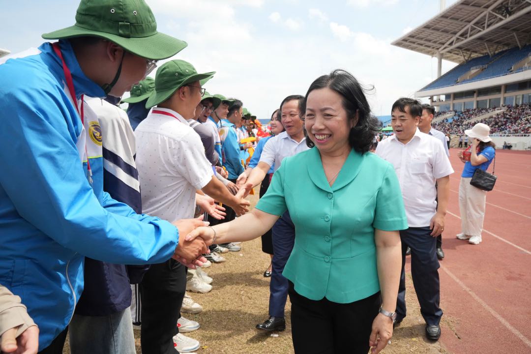 Ba Thai Thu Xuong - Pho Chu tich Thuong truc Tong Lien doan Lao dong Viet Nam tham hoi, dong vien Khoi Dieu hanh Cong nhan Viet Nam. Anh: Huu Chanh