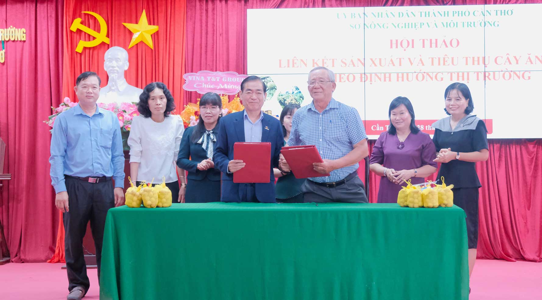 Le ky ket bien ban hop tac tieu thu thanh nhan dat GlobalGAP giua Vina T&T Group voi HTX . Anh: My Ly