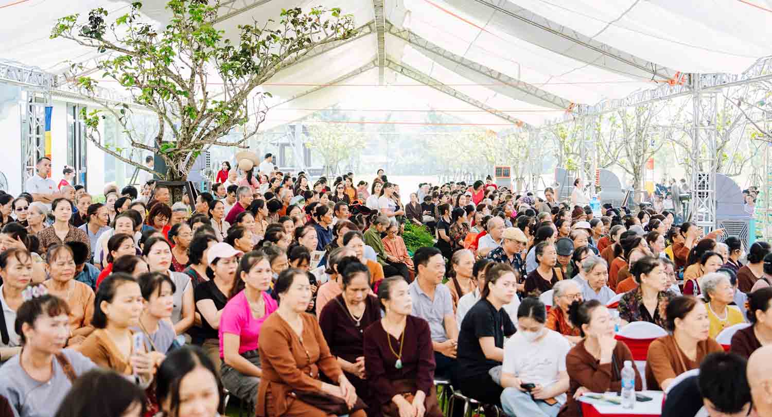 Dai le nam nay co su tham du cua dong dao khach moi, tang ni phat tu trong va ngoai tinh Tuyen Quang. Anh: An Phat Vinh.