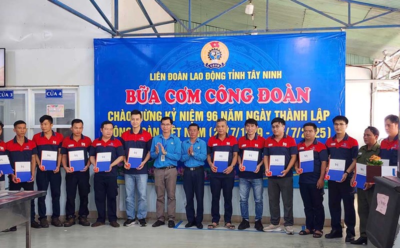 Workers at Tran Hiep Thanh Textile Company (Tay Ninh province) in an activity organized by the grassroots union. Photo: Qui Hoang