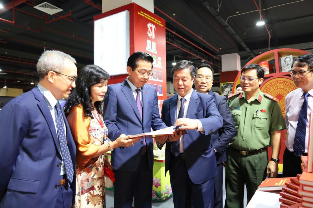 PGS.TS Vu Trong Lam gioi thieu cac cuon sach voi cac dai bieu. Anh: Ai Van