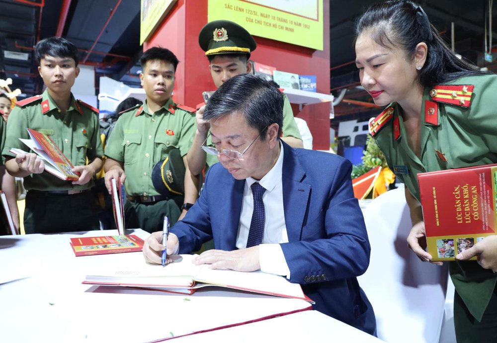 Associate Professor, Dr. Vu Trong Lam - Director, Editor-in-Chief of the National Political Publishing House Truth - signed a book to give to the delegates. Photo: Ai Van