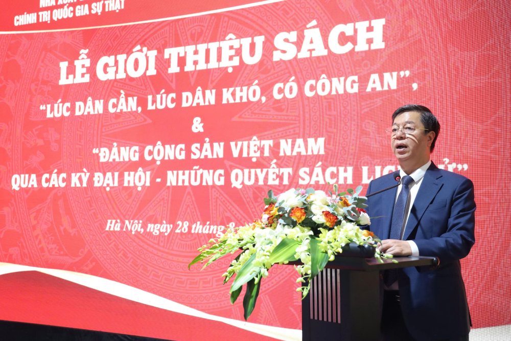 PGS.TS Vu Trong Lam, Giam doc - Tong Bien tap Nha xuat ban Chinh tri quoc gia Su that - phat bieu tai buoi le. Anh: Ai Van