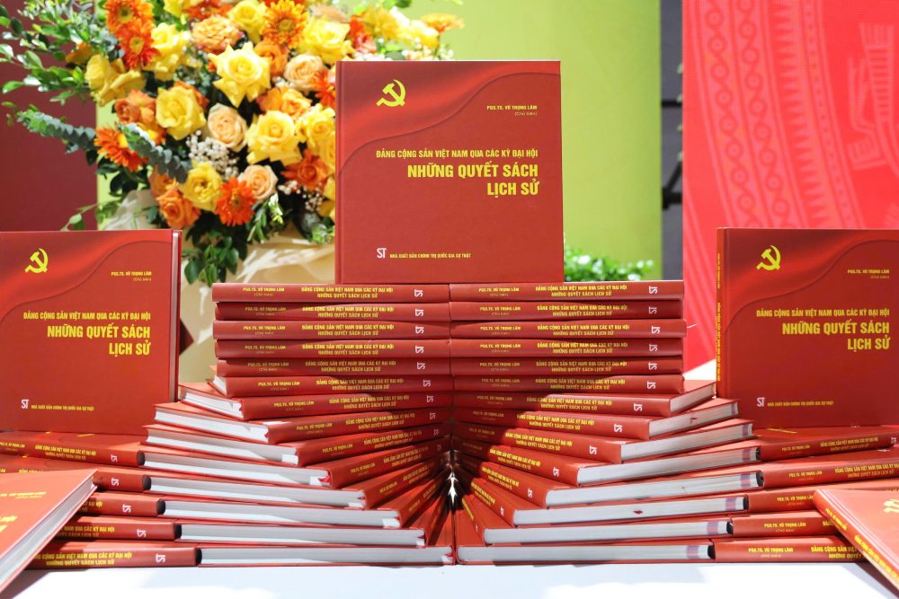 Cuon sach Dang Cong san Viet Nam qua cac ky dai hoi - Nhung quyet sach lich su. Anh: Ai Van