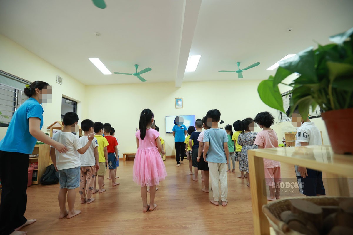 The Ministry of Education guides the salary arrangement of teachers when transferring ranks. Photo: Hai Nguyen