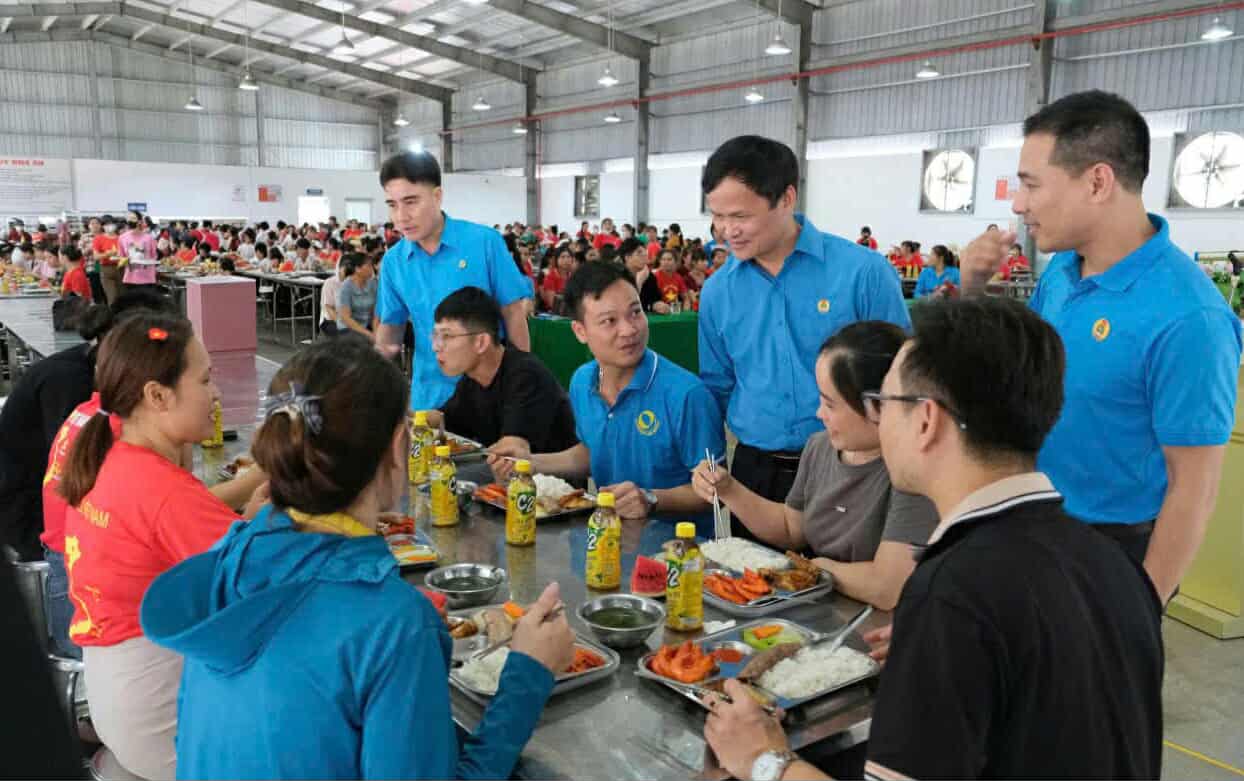 뚜옌꽝에서 노동조합 점심 식사 프로그램 조직. 사진: 뚜옌꽝 노동조합