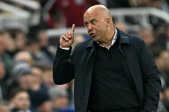 Arne Slot cannot rest assured about Liverpool's defense. Photo: AFP