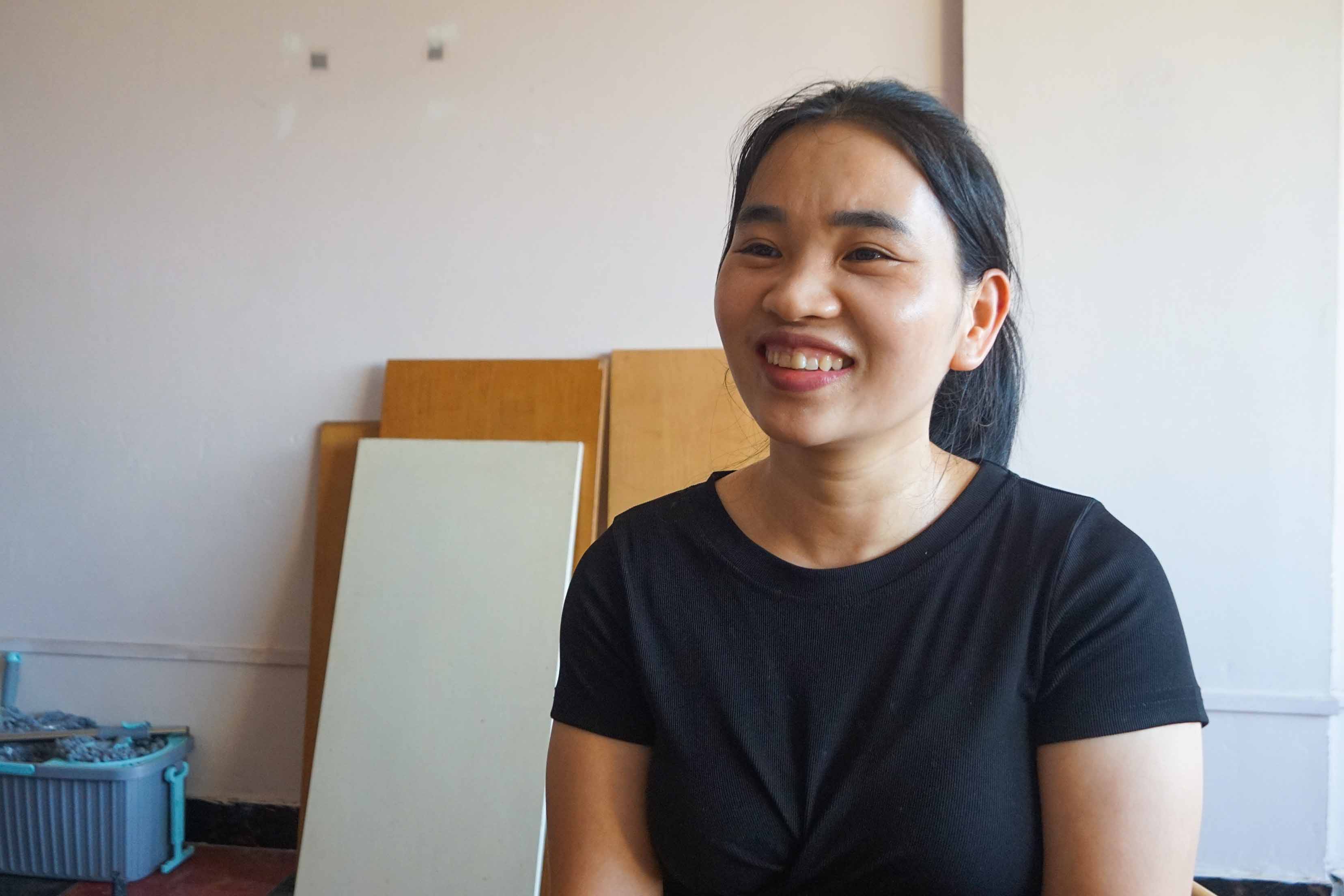 Chi Tran Thi Dung (que Nghe An), lam cong nhan tai khu cong nghiep bac Thang Long vui ve chia se ve ke hoach choi le Quoc khanh 2.9 voi phong vien.