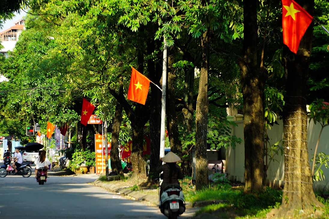 Co To quoc duoc treo len tai moi neo duong dan den khu nha o cong nhan Kim Chung. Anh: Tung Giang
