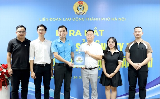 하노이시 노동총연맹 상임 부위원장 Le Dinh Hung (왼쪽에서 세 번째)이 조합원 가입 및 FANI 수출입 무역 유한 회사 노동조합 설립 결정을 수여하고 있습니다. 사진: Manh Quan