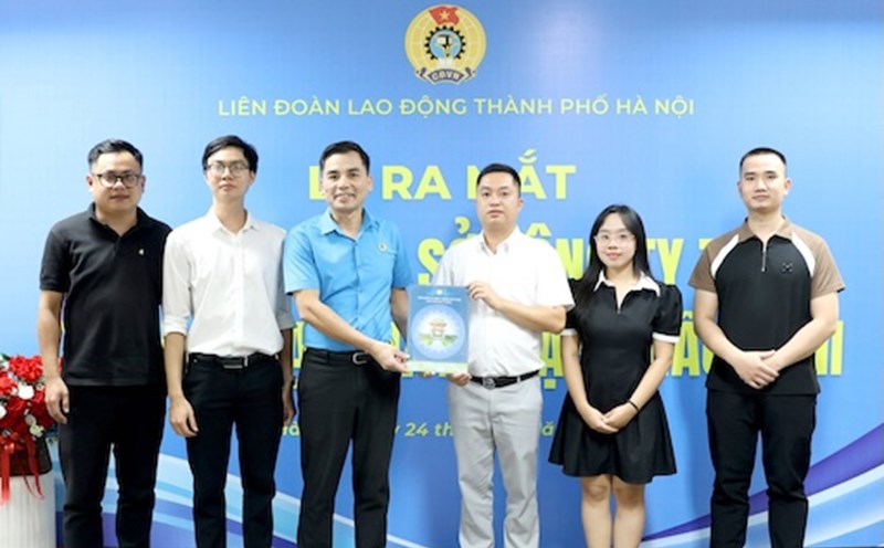 Permanent Vice President in charge of the Hanoi City Labor Federation Le Dinh Hung (3rd from left) presented the Decision to admit union members and establish the Trade Union of FANI Import-Export Trading Company Limited. Photo: Manh Quan