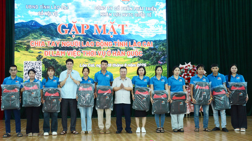 Lanh dao So Noi vu tinh Lao Cai tang qua nguoi lao dong chuan bi di xuat khau lao dong. Anh: Thanh Thuy