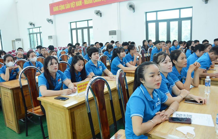 Trabajadores participan en la reunion. Foto: Thanh Thuy