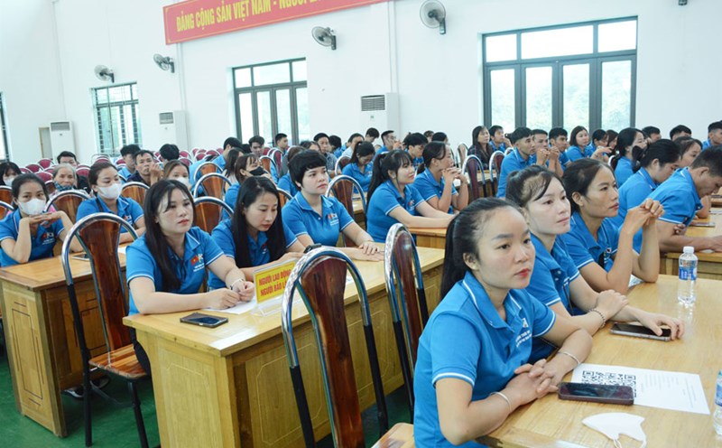 Workers attended the meeting. Photo: Thanh Thuy