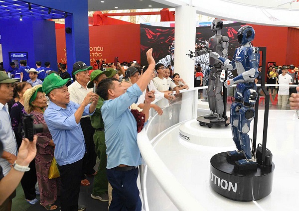 Gian trien lam cua Vingroup mang toi nhung cau chuyen truyen cam hung ve hanh trinh vuon len tu noi luc cua Tap doan kinh te tu nhan lon nhat Viet Nam. Trong do, nhung san pham trong linh vuc cong nghe nhu VinRobotics, VinMotion nhan duoc su quan tam dac biet.Anh: VinFast