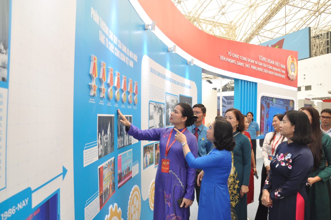 Ha Thi Nga 여사 - 당 중앙위원회 위원 베트남 조국전선 중앙위원회 부위원장(맨 왼쪽 칸) - 베트남 노동조합 전시 공간을 방문합니다. 사진: Bao Han