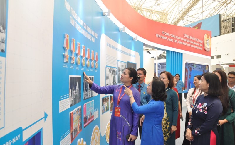 Ms. Ha Thi Nga - Member of the Party Central Committee, Vice Chairwoman of the Central Committee of the Vietnam Fatherland Front (far, left) - visited the exhibition space of the Vietnam Trade Union. Photo: Bao Han