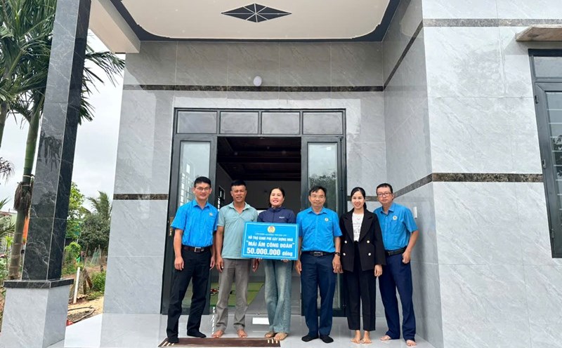 On the eve of the newly built house, union member Lo Thi Hiep was excited to receive funding to support the construction of the "Union Shelter" house. Photo: Le Duyen