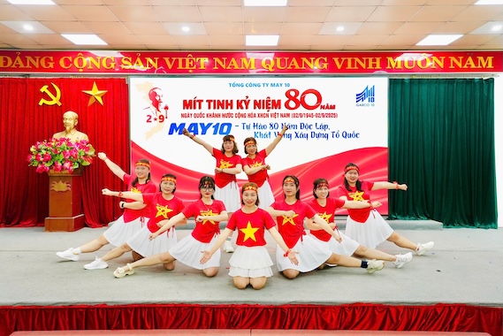 May 10 노동자들은 다양한 활동을 통해 애국심과 자부심을 표현합니다. 사진: Thu Thuy
