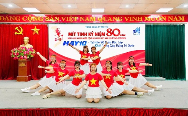 Garment 10 workers show patriotism and pride through many activities. Photo: Thu Thuy