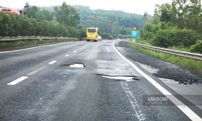 Thick deposits of potholes and cracks on the Noi Bai - Lao Cai expressway after rain. Photo: Nguyen Tung.