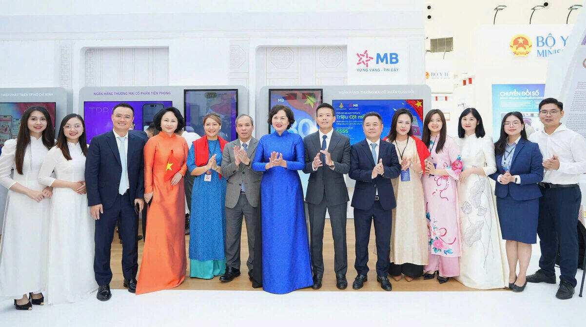 Thong doc NHNN Nguyen Thi Hong chup anh luu niem cung lanh dao va can bo MB tai Trien lam thanh tu dat nuoc A80