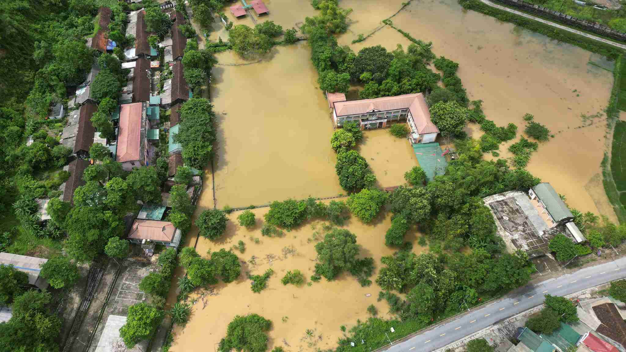 Le premier etage de l'ecole primaire Hoi Son (commune de Vinh Tuong, Nghe An) est profondement submerge dans les eaux de crue. Photo: Quoc Vuong