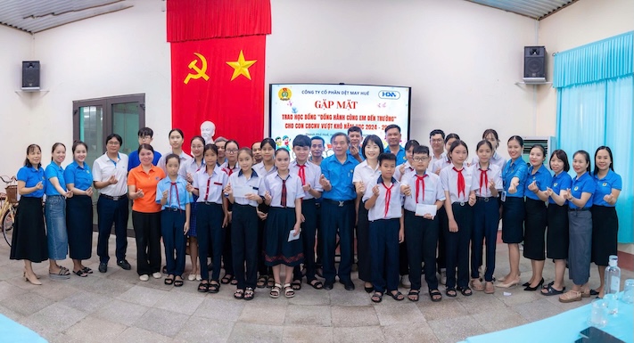 후에 섬유 의류 합자 회사 노동조합이 전문 부서와 협력하여 조직한 학교 가는 아이들과 동행하는 만남 및 장학금 수여 프로그램. 사진: Thu Thuy
