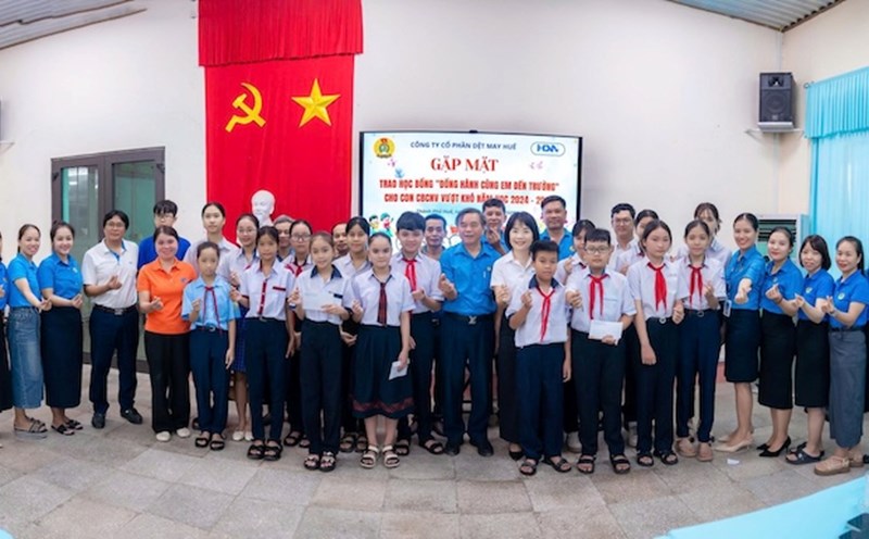The program to meet and award scholarships to accompany children to school was organized by the Trade Union of Hue Textile and Garment Joint Stock Company in coordination with the professional team. Photo: Thu Thuy