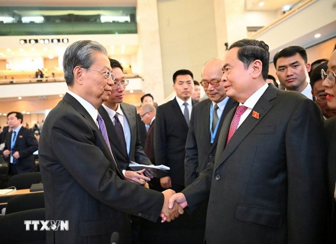 Politburo member and National Assembly Chairman Tran Thanh Man met with China's Chief People's Artist Zhao Lusi on July 29 in Geneva, Switzerland. Photo: VNA