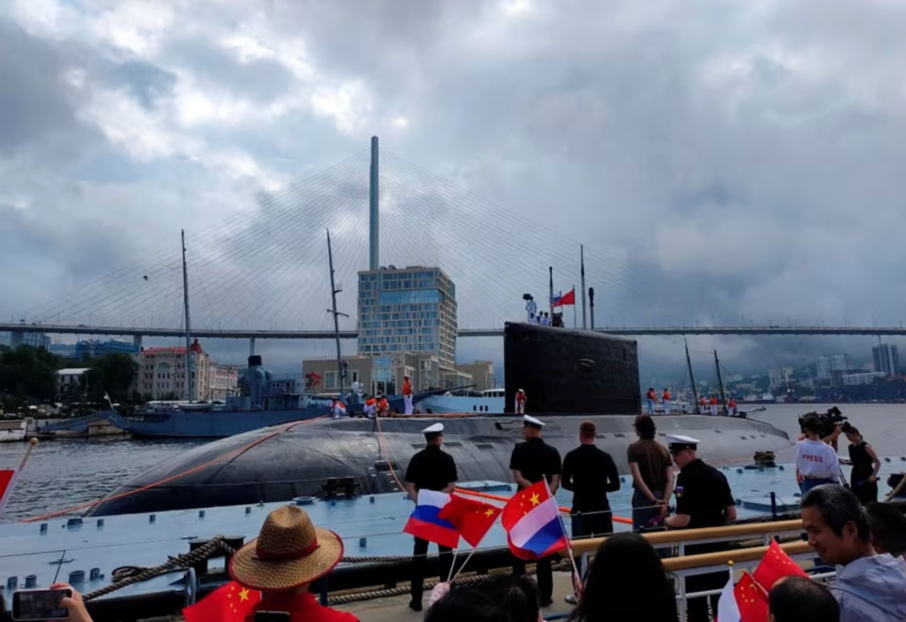 La gente participa en la ceremonia de apertura del ejercicio naval conjunto ruso-chino en el Mar de Japon el 31 de julio de 2025. Foto: Ministerio de Defensa ruso