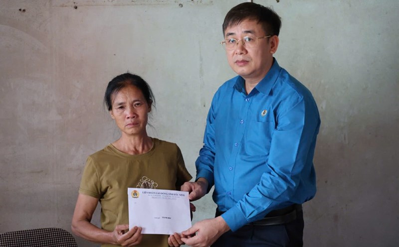 Mr. Thach Van Chung - Member of the Provincial Party Committee, Vice Chairman of the Vietnam Fatherland Front Committee of Bac Ninh province, Chairman of the Bac Ninh Provincial Federation of Labor presented support gifts to the workers' families. Photo: Quyet Chien
