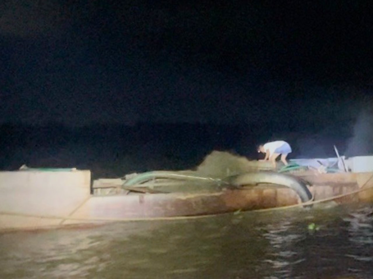 Các đối tượng sử dụng phương tiện đang hoạt động khai thác cát trái phép bị lực lượng Phòng Cảnh sát kinh tế tỉnh Đồng Tháp bắt quả tang. Ảnh: Công an tỉnh Đồng Tháp