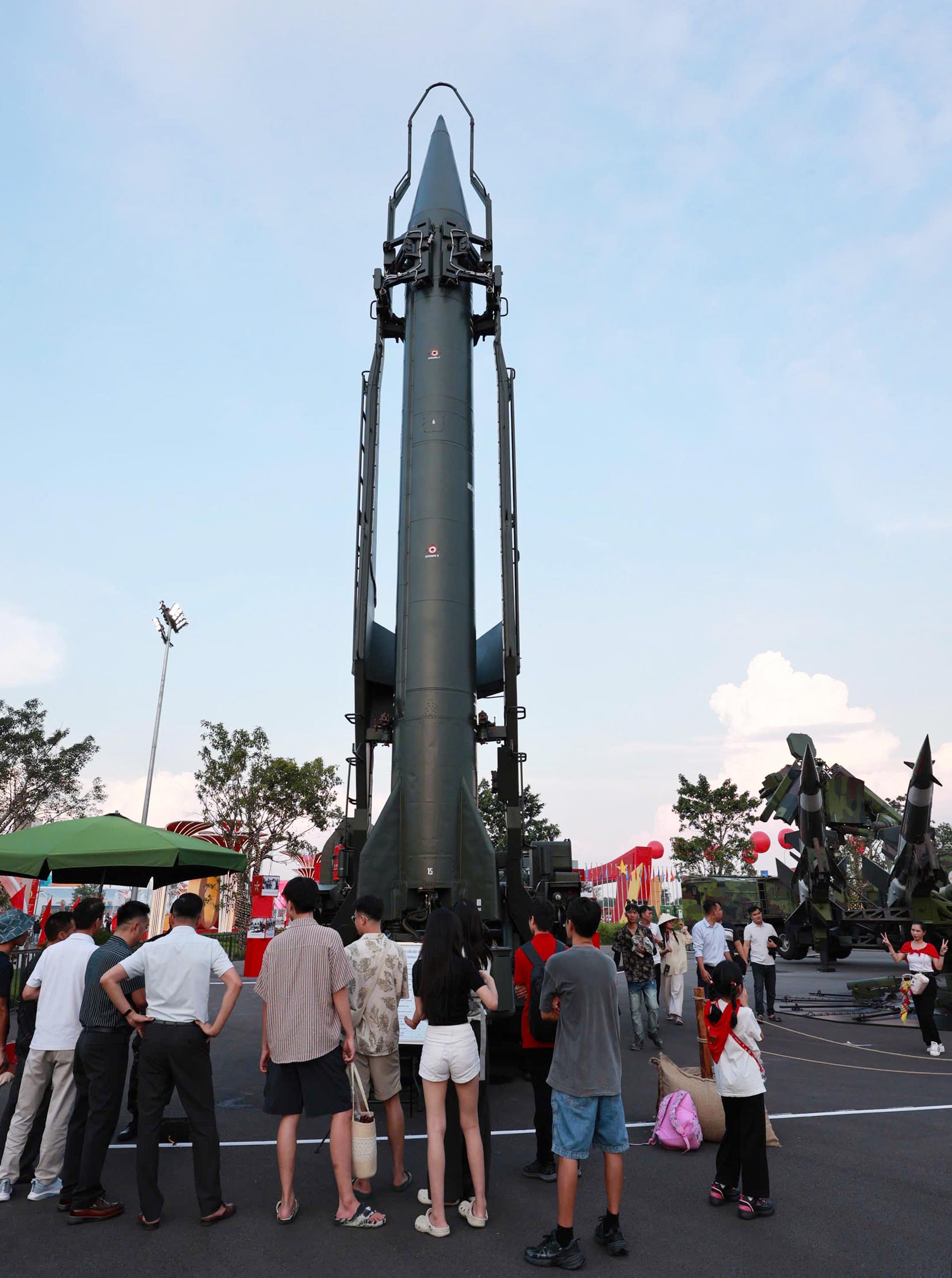 Ten lua Scud-B co tam ban xa nhat den 300km, co chieu dai 11,25m, trong luong ban khoang 4.500kg, dau dan khoang 950kg,...
