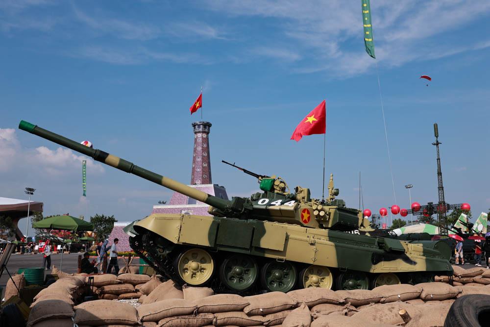 Trong hinh la xe tang T-90S - mot dong xe tang chien dau chu luc cua Lien bang Nga va quan doi nhieu nuoc tren the gioi.