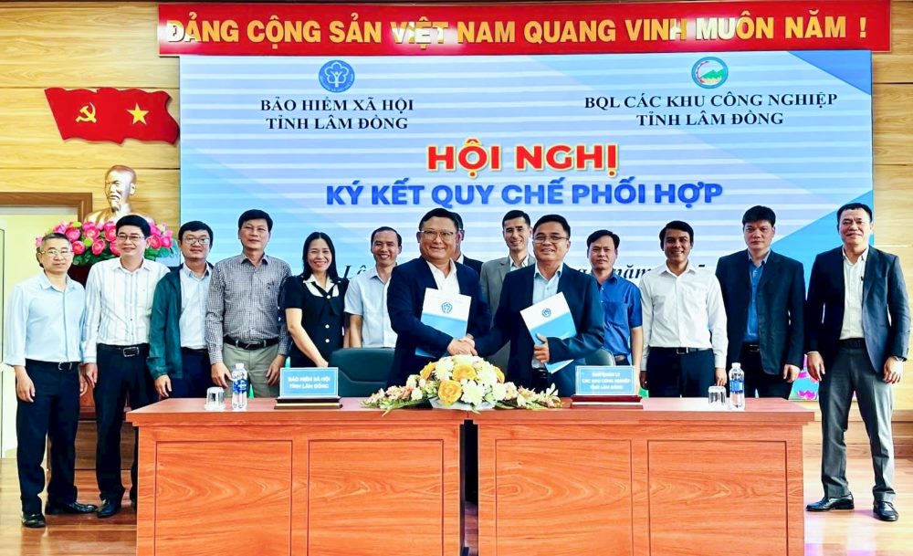 Bao hiem Xa hoi tinh va Ban Quan ly cac KCN tinh Lam Dong da ky ket quy che phoi hop. Anh: BHXH
