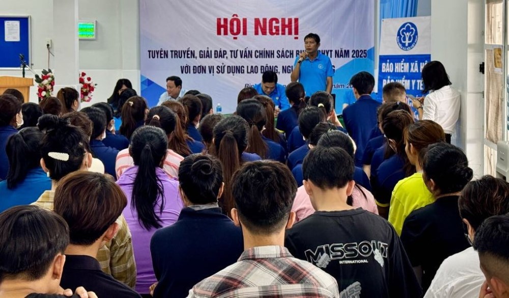 Cong nhan o Khu cong nghiep tai Lam Dong nghe giai dap ve BHXH. Anh: Duy Tuan