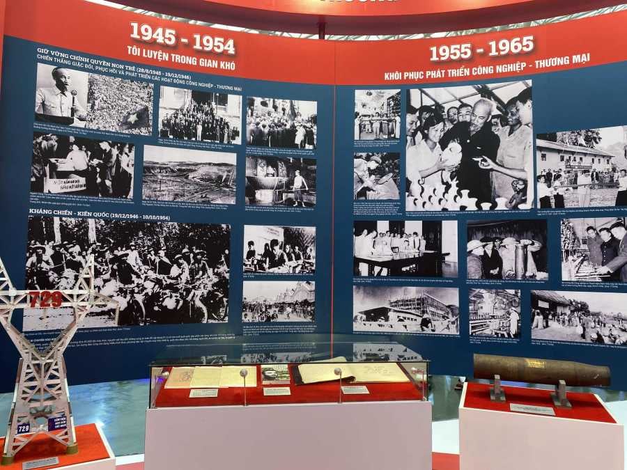 Many valuable photos and documents about the history of the two wars of national defense and the journey to build the country over the past 80 years are displayed at the National Achievements Exhibition. Photo: Mi Lan