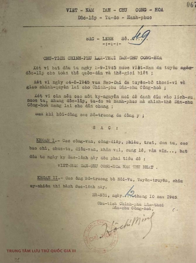 Sac lenh so 40 do Chu tich Ho Chi Minh ky ngay 12.10.1945. Anh: Mi Lan chup lai tu tu lieu tai Trien lam