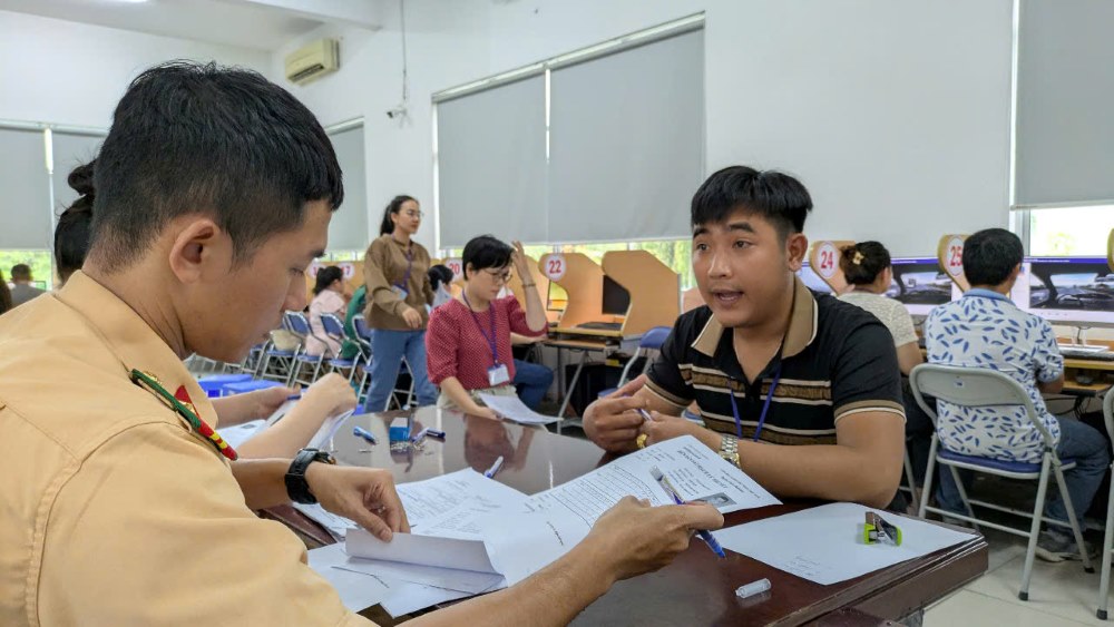 호치민시에서 운전면허 시험에 참가하는 시민들. 사진: Anh Tu