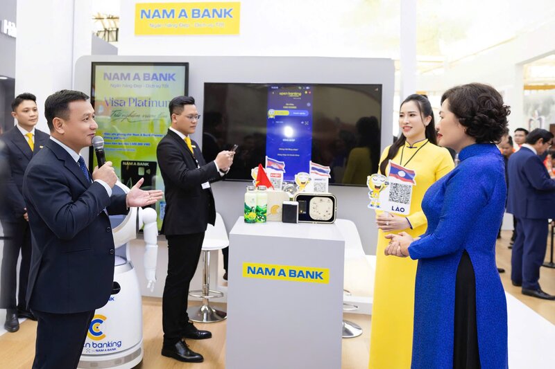 Ba Nguyen Thi Hong - Thong doc NHNN (bia phai) tham quan khu trai nghiem Nam A Bank.