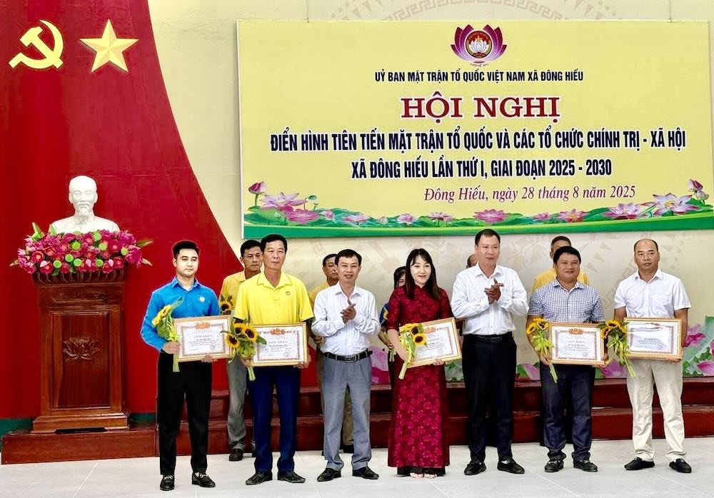 2025-2030년 기간 동안 제1차 동히에우사 선진 모범 조국전선 및 정치 사회 단체 회의. 사진: 응에안 노동조합