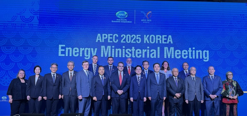 Lors de la conference le vice-ministre Nguyen Hoang Long a souligne que pour assurer l'electricite pour l'objectif de croissance economique eleve du Vietnam l'evaluation de la capacite de developpement des types de sources d'electricite et l'ajustement de la structure des sources d'electricite en particulier pour la periode jusqu'en 2030 sont necessaires. Photo : Ministere de l'Industrie et du Commerce